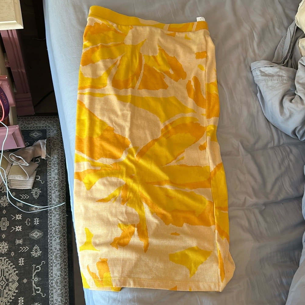 ZARA yellow orange high waisted jacquard
midi skirt medium. Fits like a small.